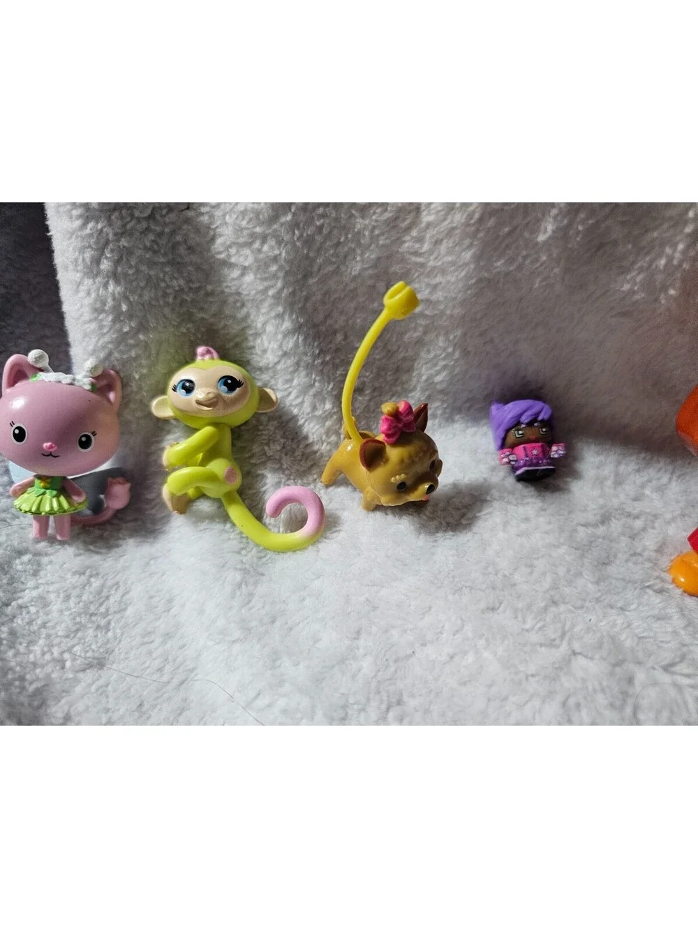 (16pc) Mixed Lot of Toys Figures Wonder Woman Daphne Peppa Pig Hello Kitty etc.